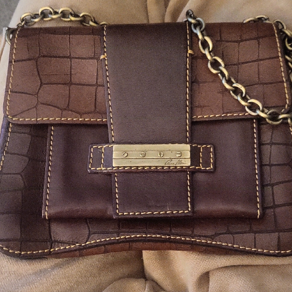 Brown Croc-Embossed Leather Crossbody Bag & Chain Strap In excellent Condition.